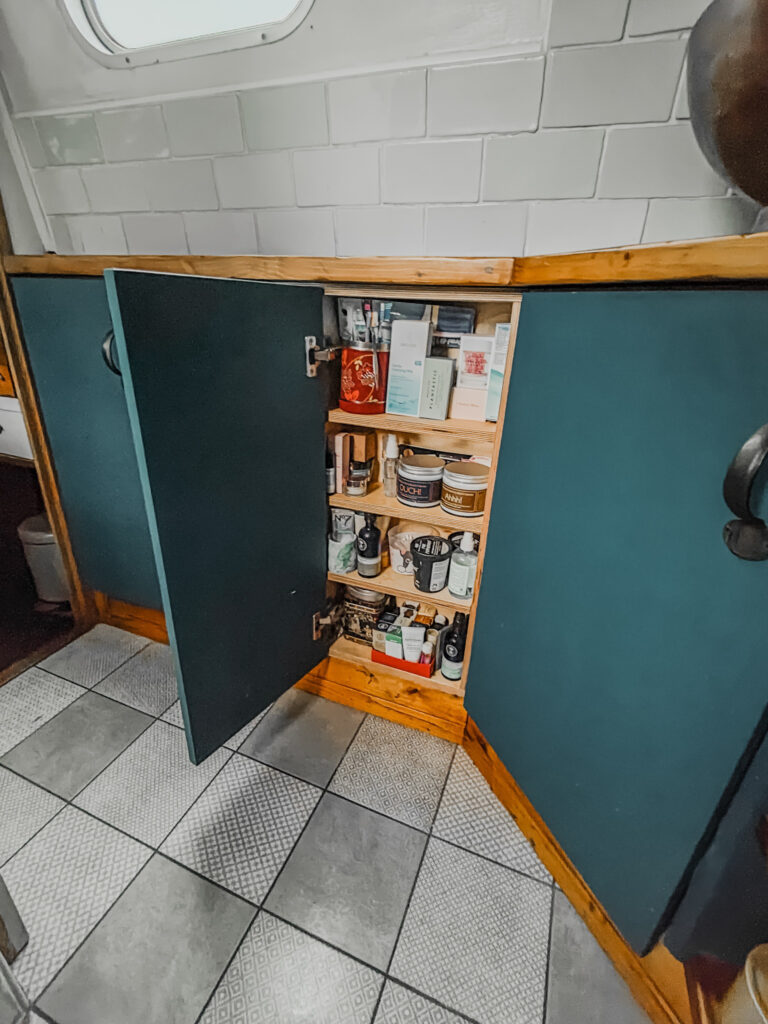 DutchBarge Cluett Carpentry A Dutch Barge can have a storage under the gunwale